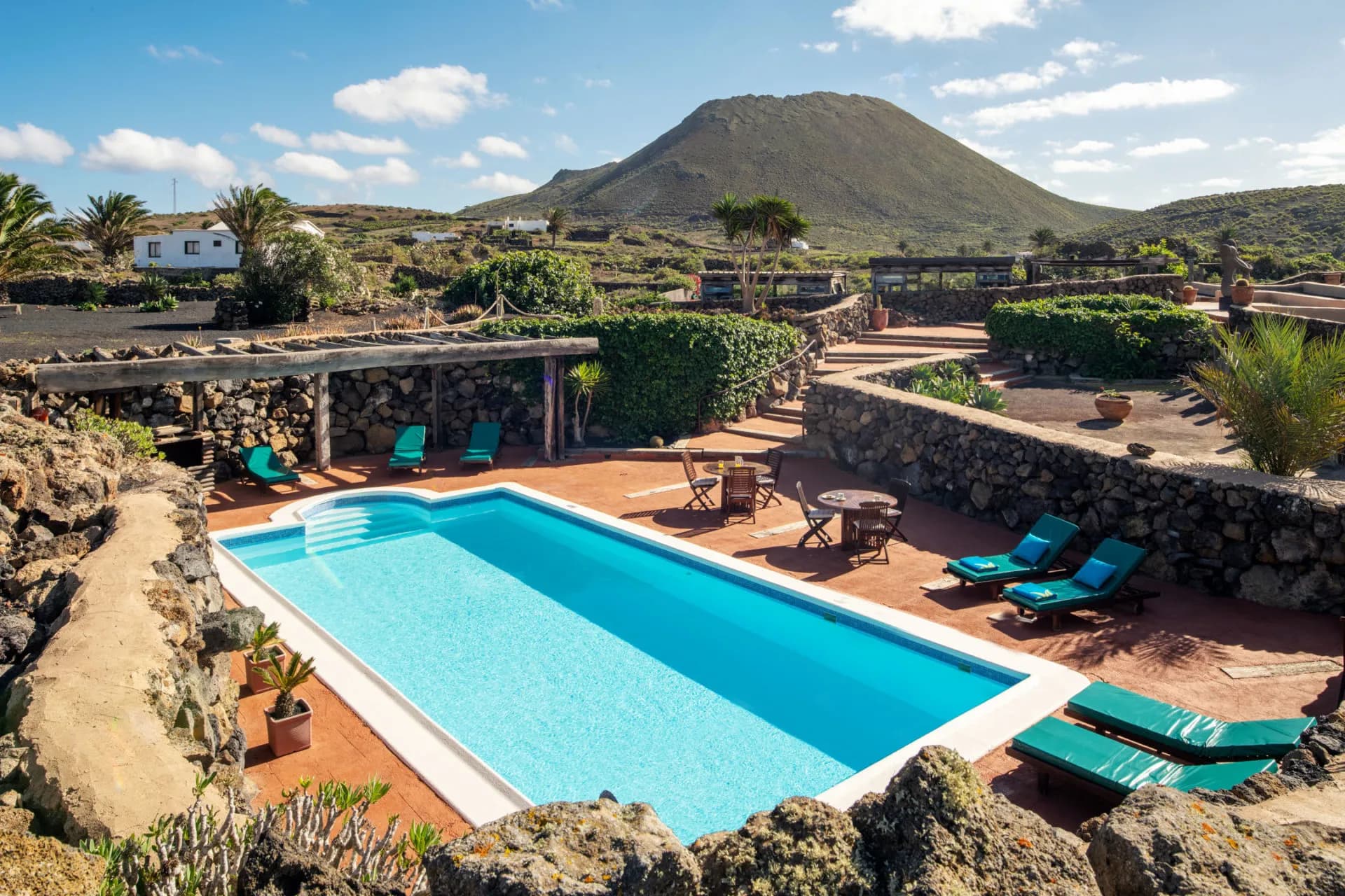 Beheizter Swimmingpool mit Sonnenliegen