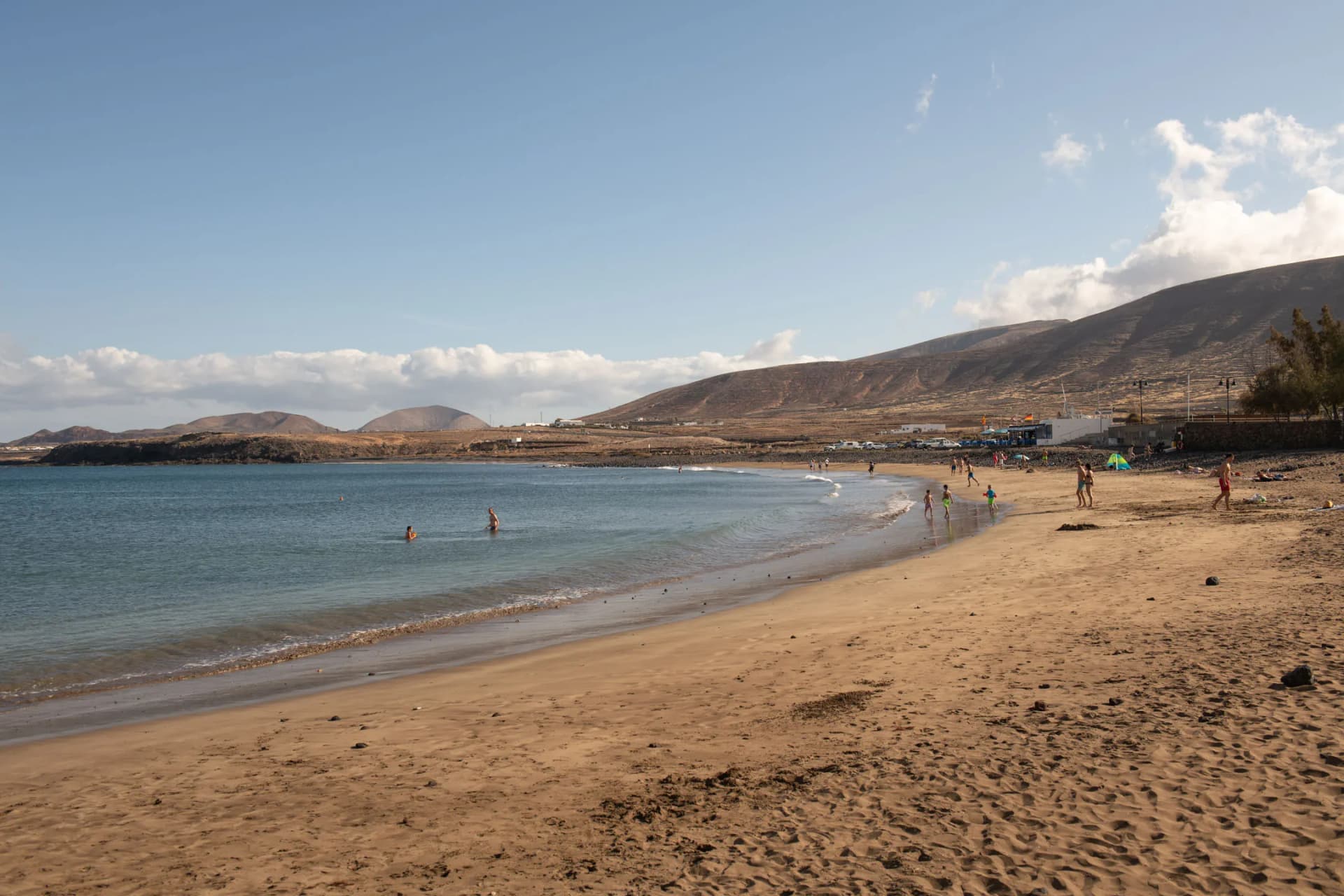 Hermosa playa en Lanzarote con aguas cristalinas