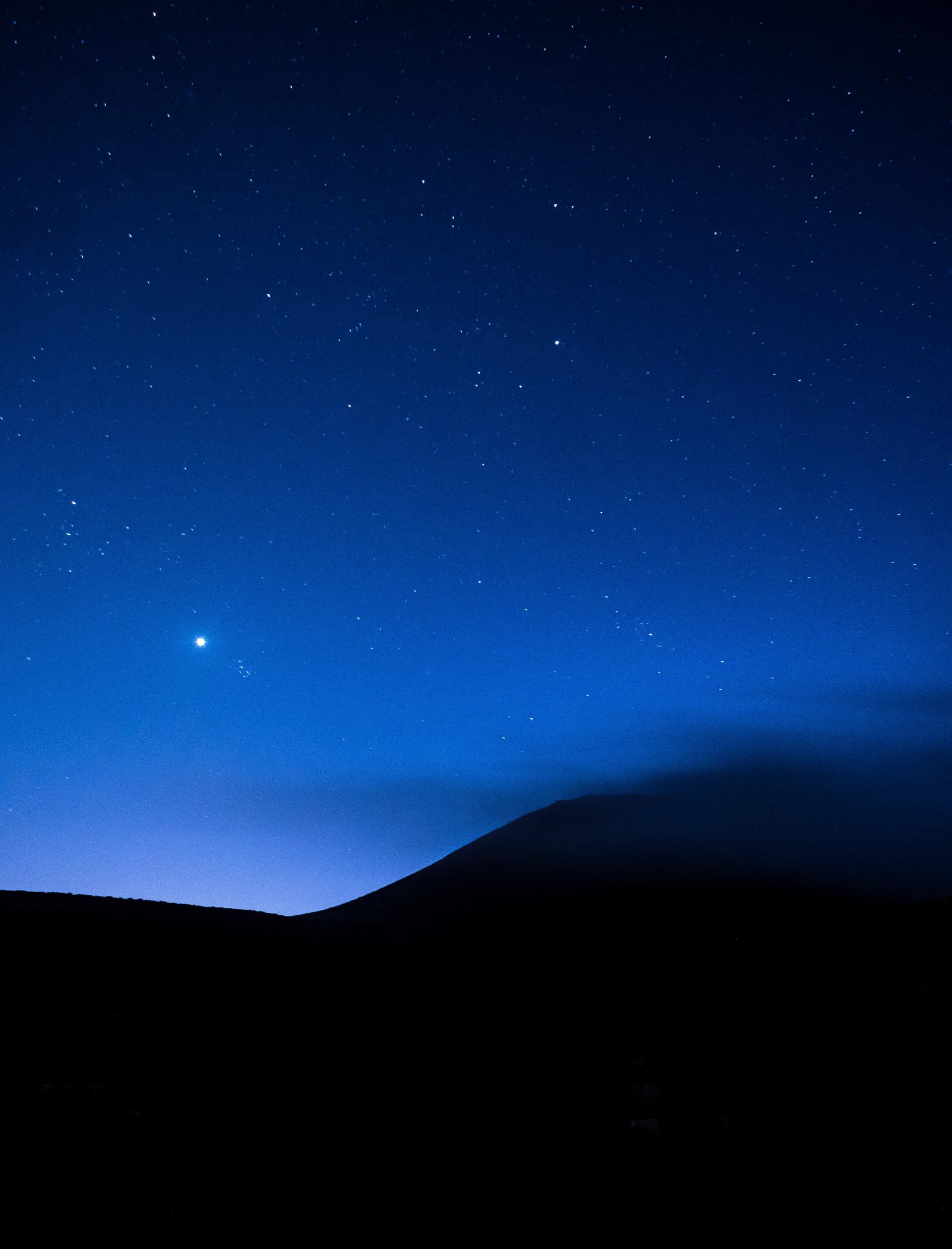 Cielo nocturno estrellado sobre Lanzarote con la Vía Láctea visible